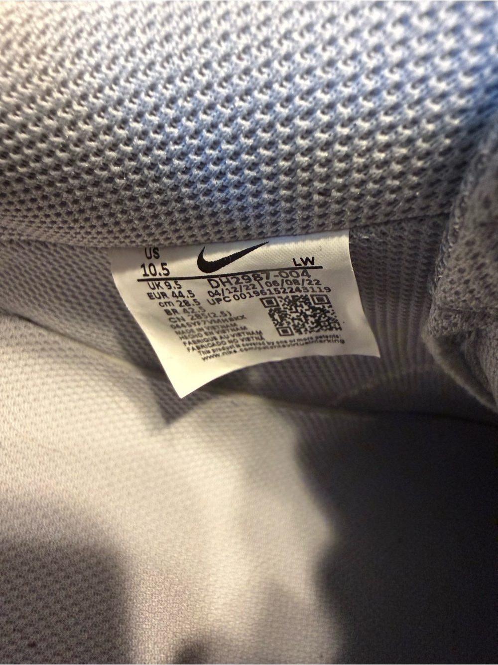Nike Men’s Light Gray Sneakers with Red Swoosh - Picture 5 of 6